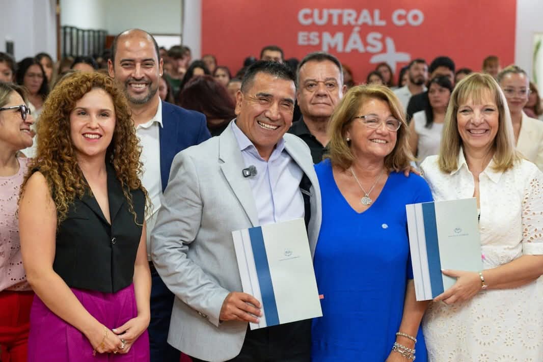 El intendente Ramón Rioseco junto a autoridades académicas durante la presentación de las nuevas carreras universitarias en Cutral Co.