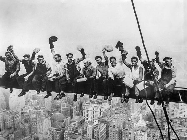 Ilustración histórica de los Mártires de Chicago y símbolos del trabajo organizado.