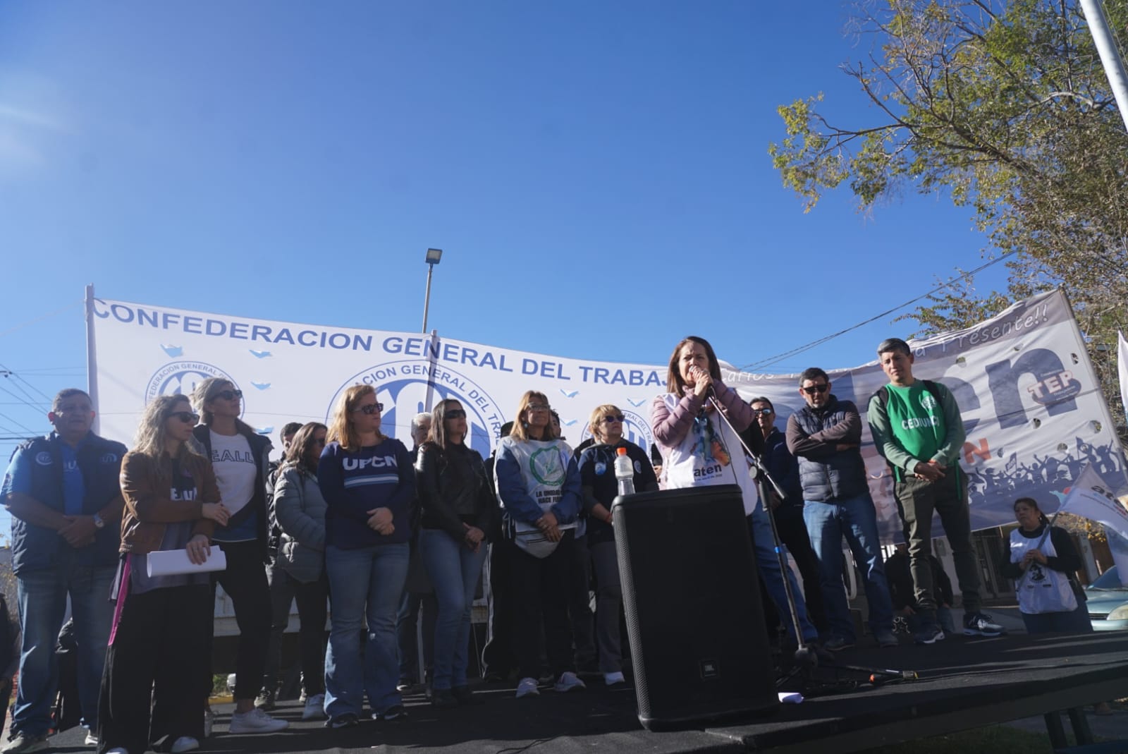 Movilización de gremios y organizaciones sociales en el centro de Neuquén por el Día del Trabajador.