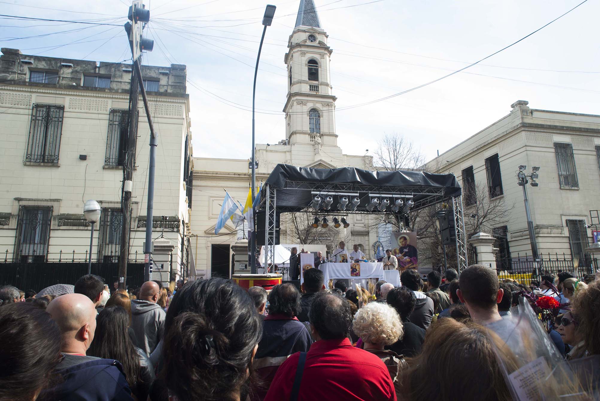 Fieles peregrinando en las afueras de la iglesia de San Cayetano en el Día del Pan y el Trabajo.