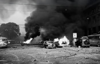 Plaza de Mayo durante el bombardeo de 1955 con edificios en llamas