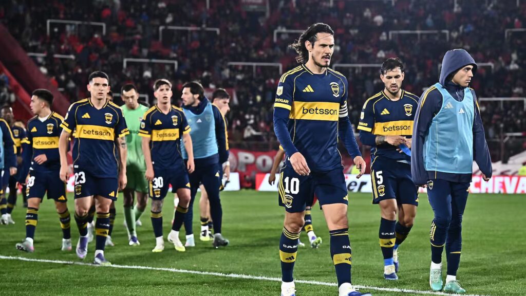 Imagen de un partido de fútbol de la Liga Profesional Argentina, con jugadores en acción.