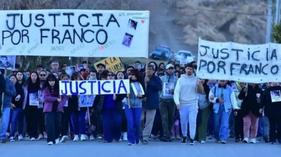Multitudinarias marchas en Loncopué en reclamo de justicia por el asesinato de Franco Ramírez.