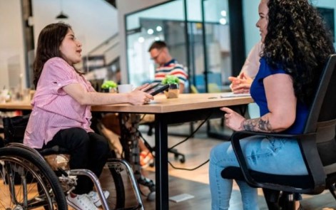 Símbolo internacional de accesibilidad o personas con discapacidad en un entorno inclusivo.