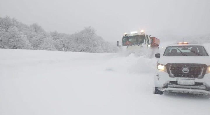 Nevadas y condiciones invernales sobre una ruta cordillerana de Neuquén.