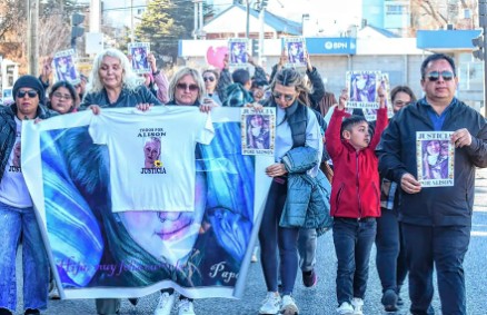  Una fotografía de una marcha pidiendo justicia por el caso de Alison Calfunao en Neuquén.