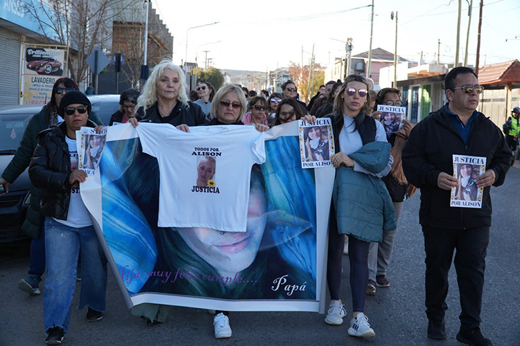 Familiares y vecinos marchando masivamente por Alison Calfunao frente a la Clínica San Lucas en Neuquén.