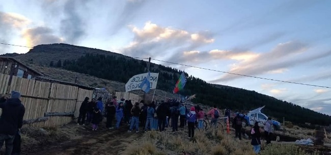 Vista del asentamiento 31 de Mayo en Aluminé, con precarias construcciones y el entorno cordillerano.