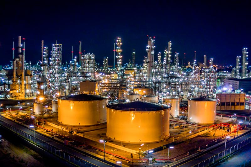 Gráficos de producción petrolera y paisajes industriales de Arabia Saudita y Neuquén.