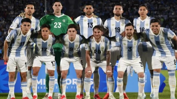 Jugadores argentinos celebrando un gol frente a Mauritania.