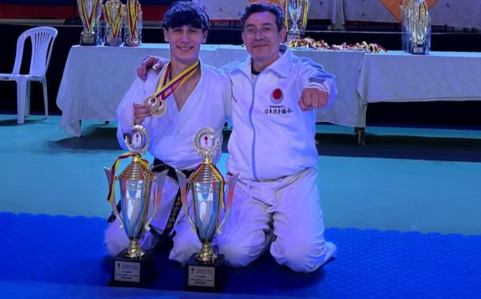 El equipo de Argentina celebrando su victoria en el Campeonato Panamericano de Karate JKA en Bogotá, con atletas de la delegación neuquina.