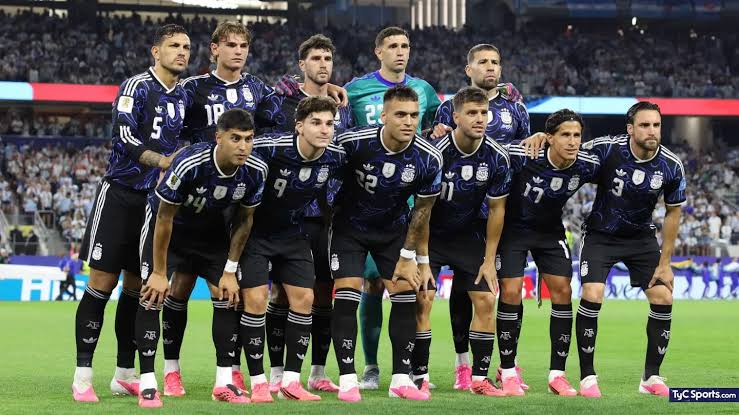 Lautaro Martínez festeja el gol que clasificó a Argentina a la final del Mundial 2026.