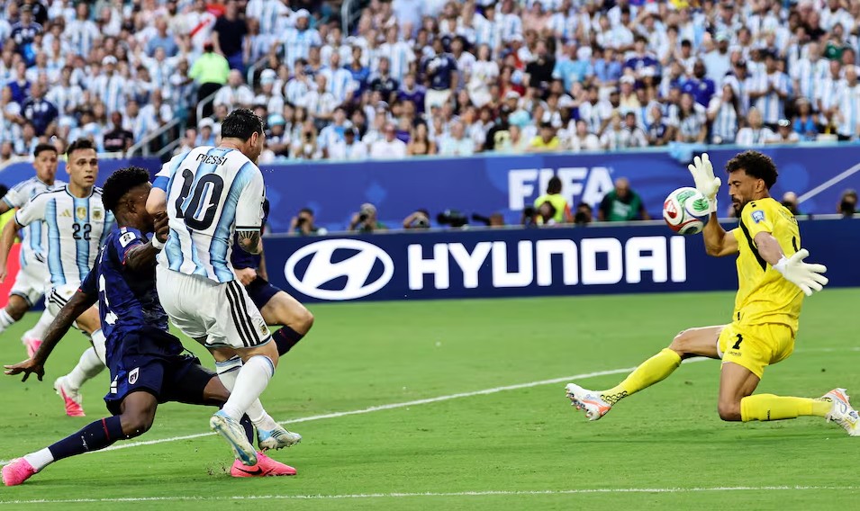 En el partido 100 de Scaloni, Argentina sufrió, ganó y sigue en carrera en el Mundial.