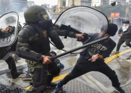Manifestantes siendo reprimidos o imagen conceptual de protesta social con elementos de represión.