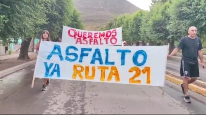 Masiva caravana de vehículos y vecinos manifestándose con banderas en el puente Pichinco exigiendo asfalto tras más de 30 años de promesas rotas.