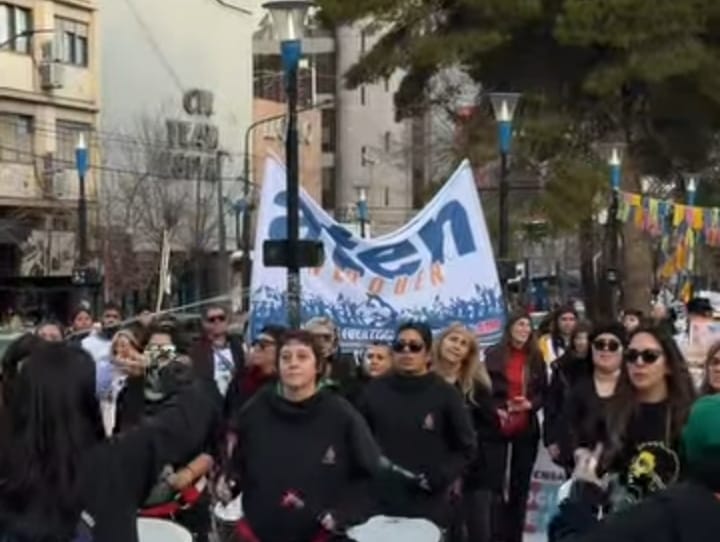 Integrantes de ATEN acompañan la movilización por Luciana Muñoz en el centro de Neuquén.