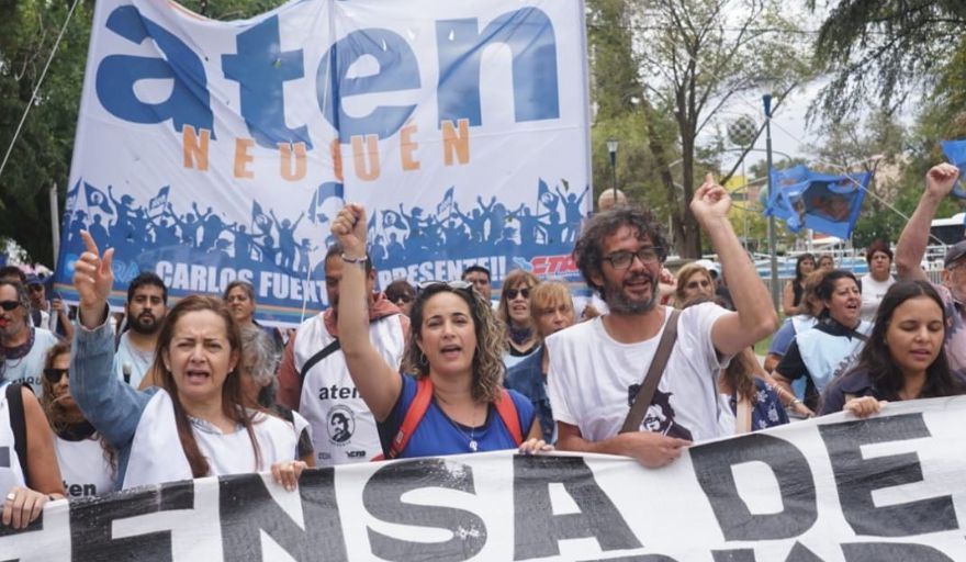 Representantes de ATEN Neuquén presentando el pedido formal ante el Ministerio de Educación por la crisis de seguridad en las escuelas.
