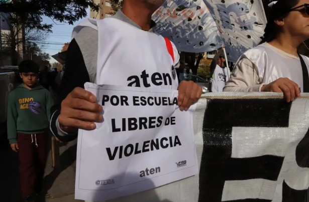 Fachada de un jardín de infantes con carteles de protesta del sindicato ATEN.