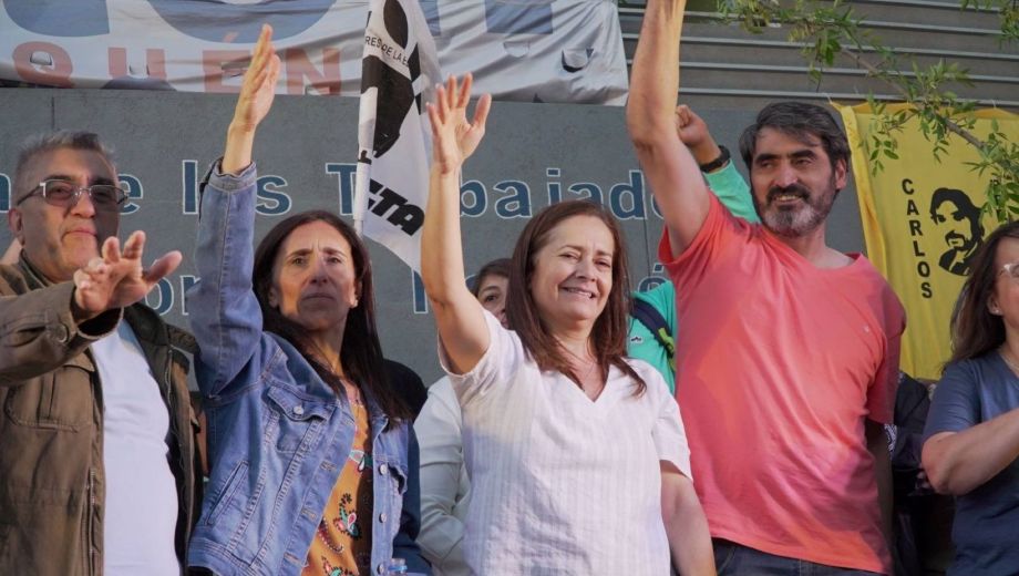 Dirigentes de ATEN y vocales gremiales en una conferencia de prensa manifestando su rechazo a las resoluciones del CPE.