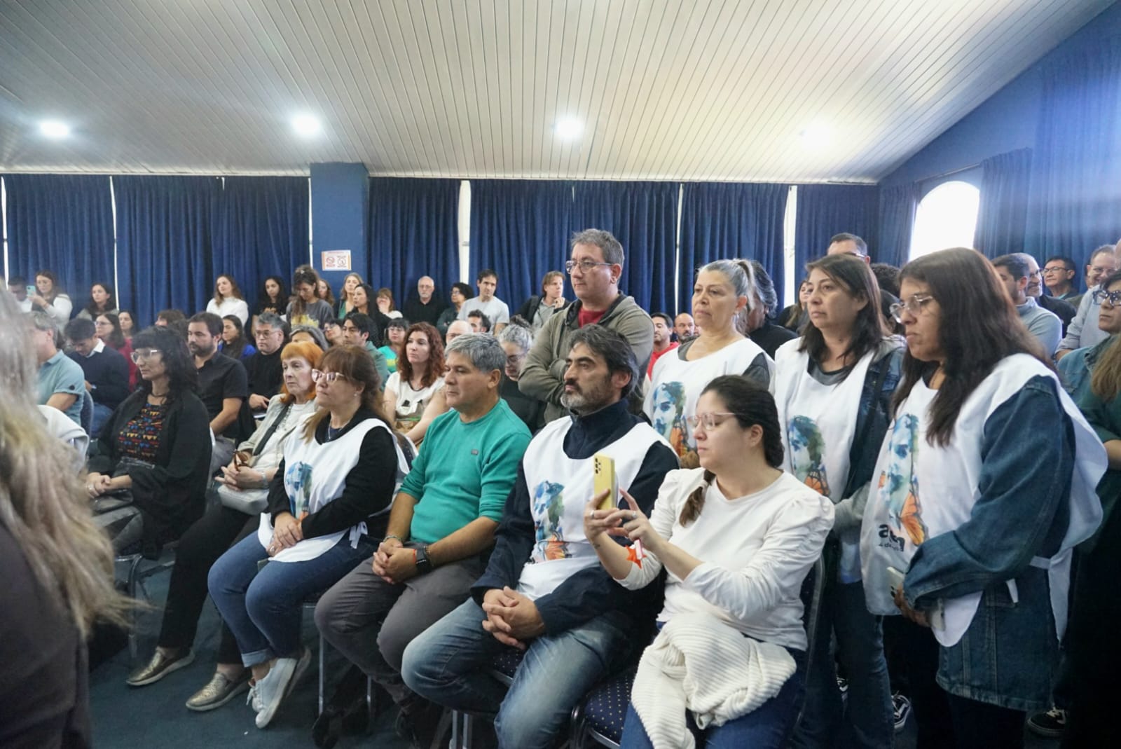 Referentes del gremio ATEN junto a los candidatos Christian Lopes y Lorena Huiguera de la lista Futuro UNCo.