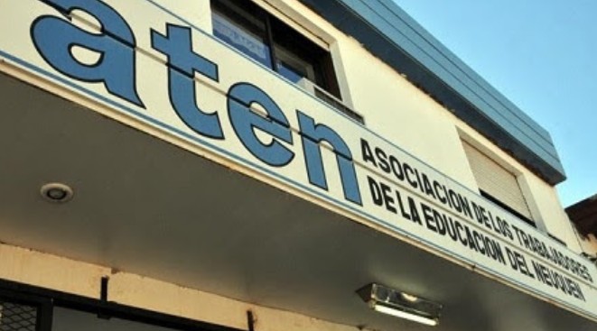 Placa informativa de ATEN sobre el pago del adicional docente, con el logo del gremio y fondo azul.