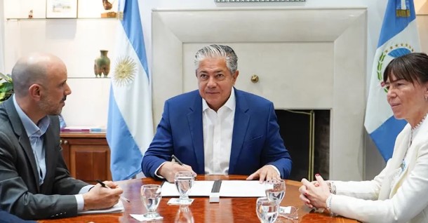 Gobernador Rolando Figueroa firmando convenio para audiometrías portátiles.