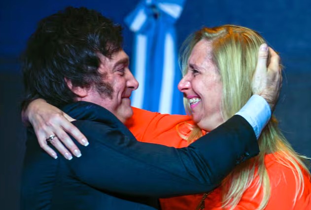 Un mazo de juez sobre un escritorio, con un micrófono tachado con una barra de censura, simbolizando la orden judicial.