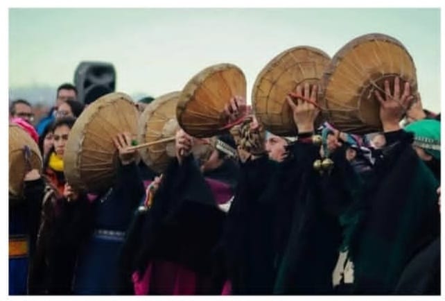 Lorena Campo Maripe, werken Mapuche, frente a un edificio.