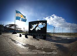 Los 18 militantes del Operativo Cóndor izando la bandera argentina en las Islas Malvinas el 28 de septiembre de 1966.
