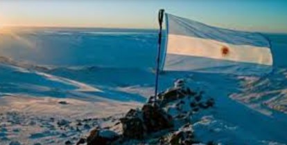 Estudiantes realizando la promesa a la bandera argentina.