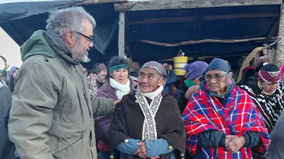 Rodolfo Canini junto a miembros de las comunidades mapuches durante la celebración.