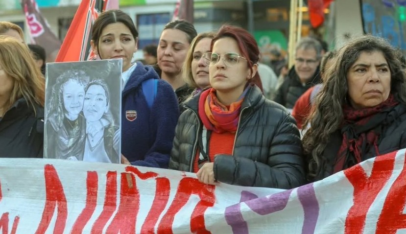 Una imagen que represente la balanza de la justicia inclinándose, con la figura de un micrófono silenciado o una mordaza sobre un titular de periódico.