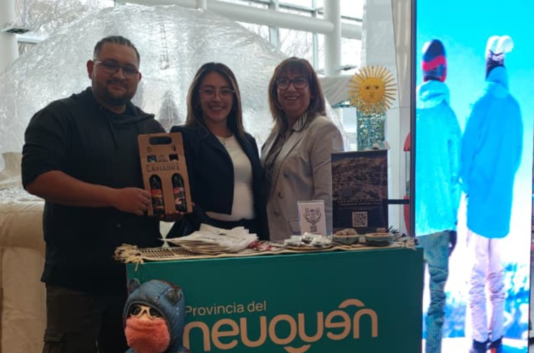 Stand promocional de Caviahue-Copahue en el Alto Comahue Shopping de Neuquén.