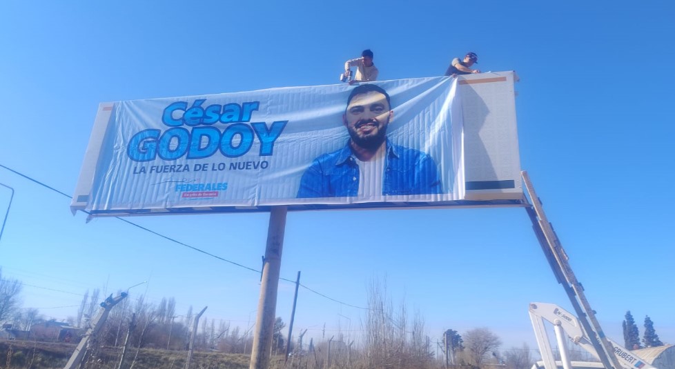 César Godoy, joven dirigente peronista, en un acto o con fondo alusivo a la UOCRA.