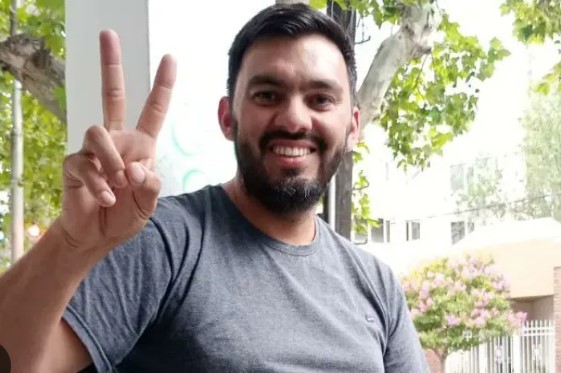 César Godoy en un acto o con el logo de la UOCRA.