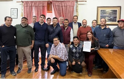 Trabajadores de Chapelco o un grupo de personas firmando un acuerdo laboral en una oficina.