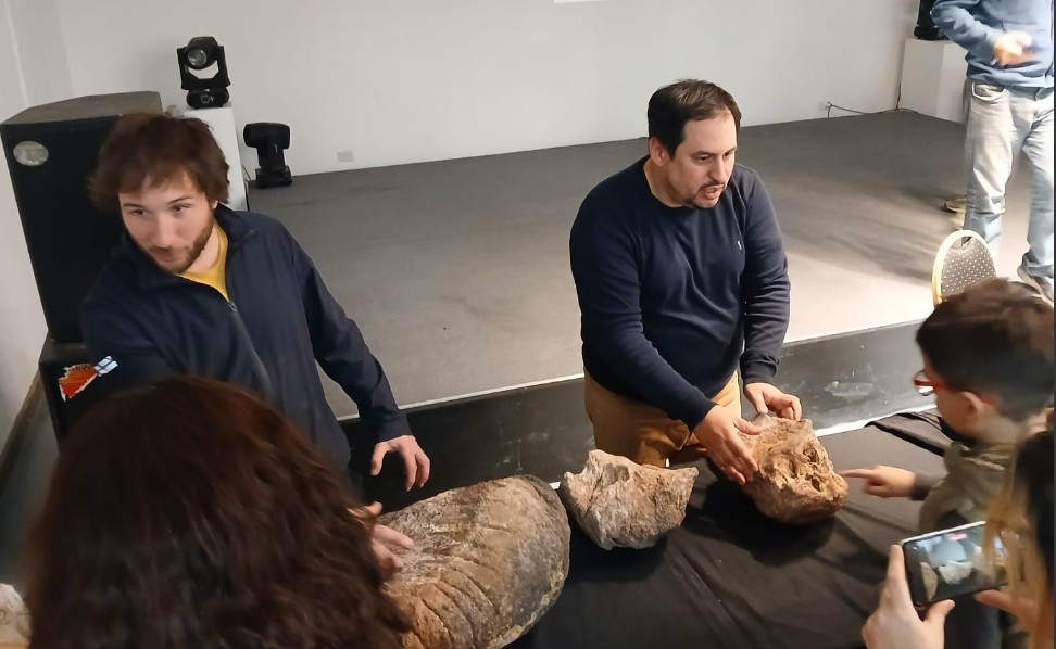 Un grupo de paleontólogos trabajando en un sitio de excavación en la Patagonia, descubriendo fósiles de dinosaurios.