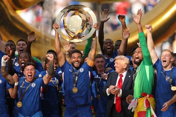Jugadores del Chelsea FC celebrando con el trofeo del Mundial de Clubes FIFA 2025 en el MetLife Stadium.