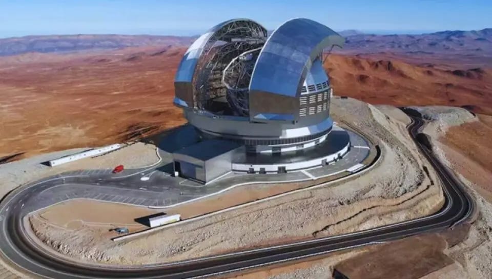 Render del Telescopio Extremadamente Grande (ELT) en el desierto de Atacama, Chile.