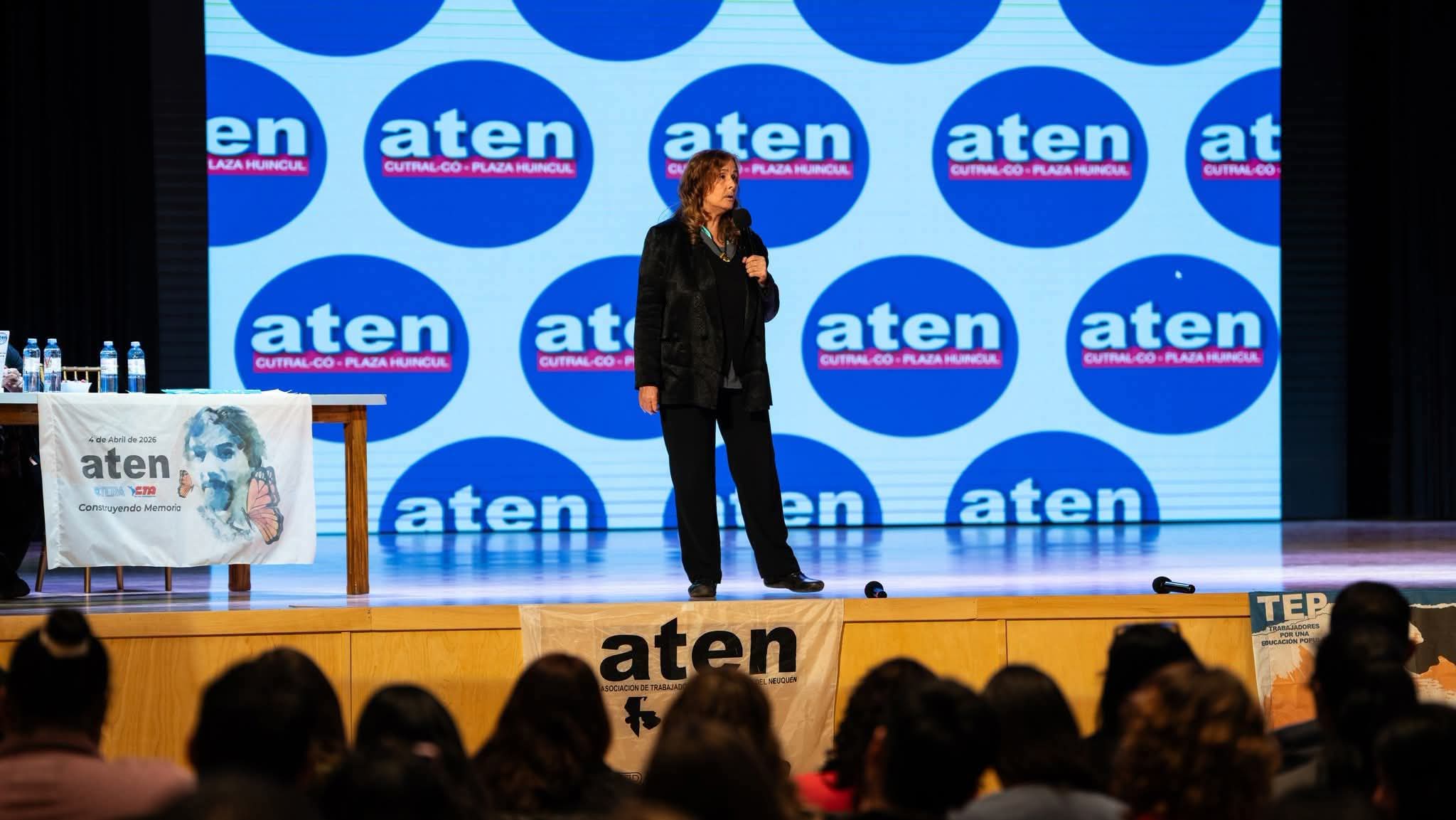 Carina Kaplan durante una charla sobre educación y violencias en las escuelas realizada en Neuquén.