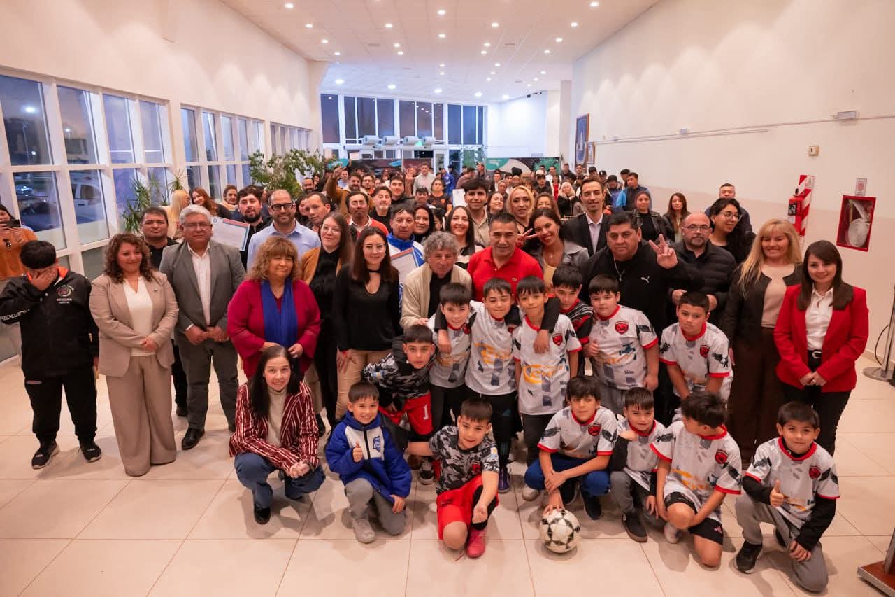 El intendente Ramón Rioseco entregando certificados a educadores en un acto.