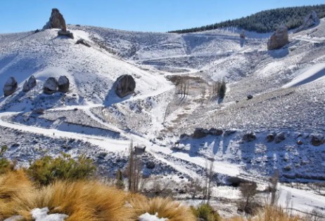 Paisaje nevado y helado en el norte de Neuquén.