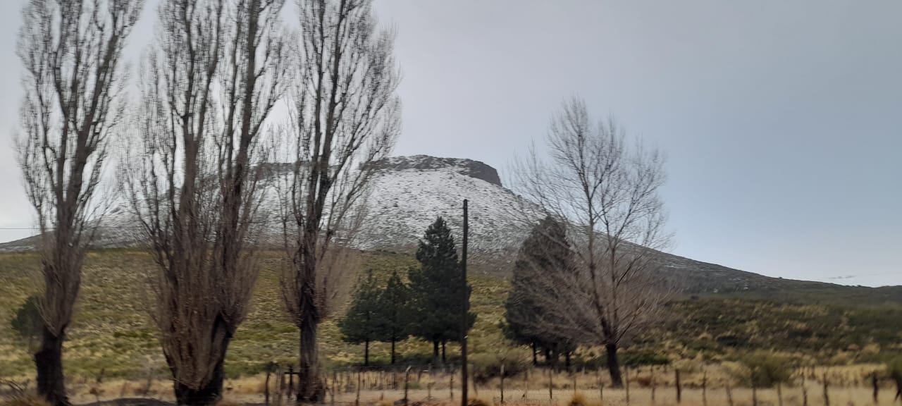 Paisaje nevado en el norte neuquino con montañas cubiertas de nieve.
