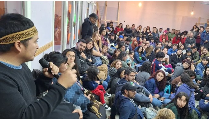 Personas marchando en una manifestación de apoyo a comunidades Mapuce en Neuquén.