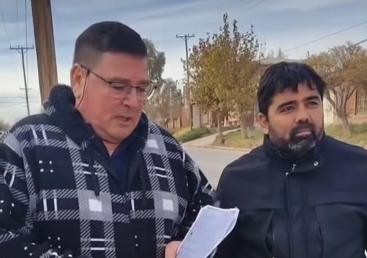 Reunión entre concejales de UP y vecinos de Rincón de los Sauces por el costo de una obra de pavimentación.