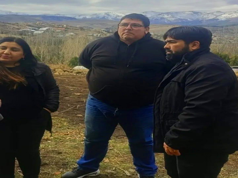 Referentes de Unidad Popular Neuquén reunidos con vecinos en el asentamiento '31 de Mayo' de Aluminé.