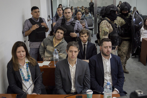 Fotografía del momento en que Fernando Sabag Montiel apunta con el arma a Cristina Fernández de Kirchner frente a su casa en Recoleta.