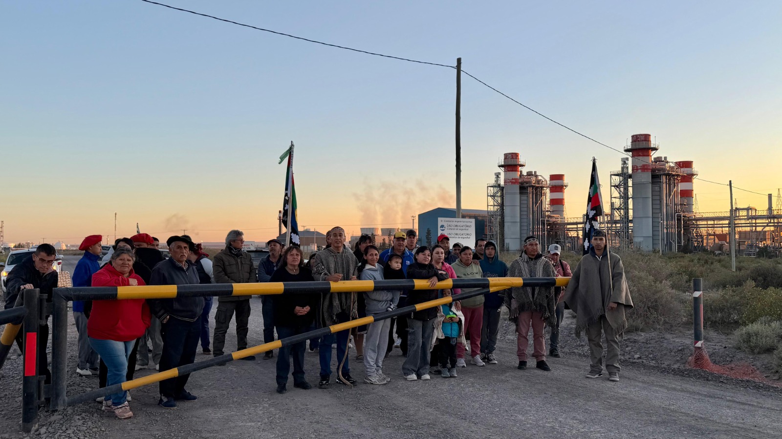 Lago Mari Menuco y un bloqueo o un cartel de protesta en defensa del agua.