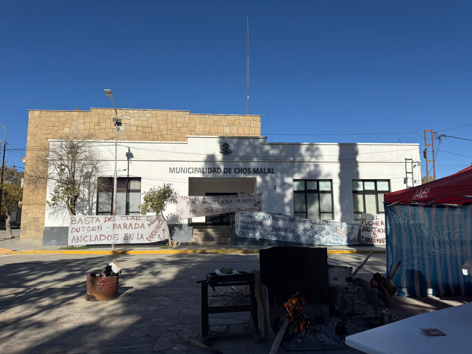 Asamblea de trabajadores municipales de Chos Malal frente al edificio municipal reclamando mejoras salariales.