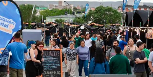 Puestos de comida y personas disfrutando en el festival gastronómico 'Confluencia de Sabores' en el Parque Jaime de Nevares.